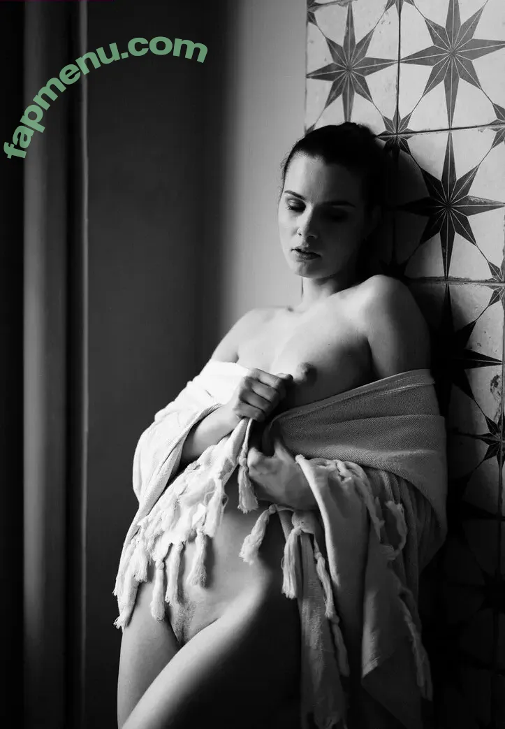 Laure Surlerivage nude photo #0252 (Lauresurlerivage / laure.surlerivage2)