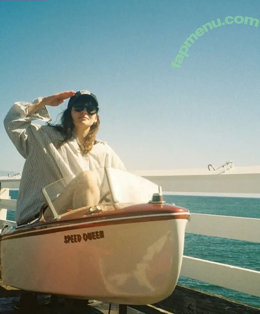 Lauren Mayberry nude photo #1486 (laurenevemayberry)