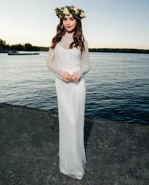 Lily Collins / lilyjcollins nude photo #0086