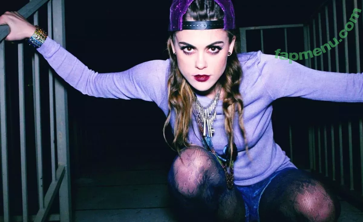 Lindsey Shaw nude photo #0012 (ladymshawsters)