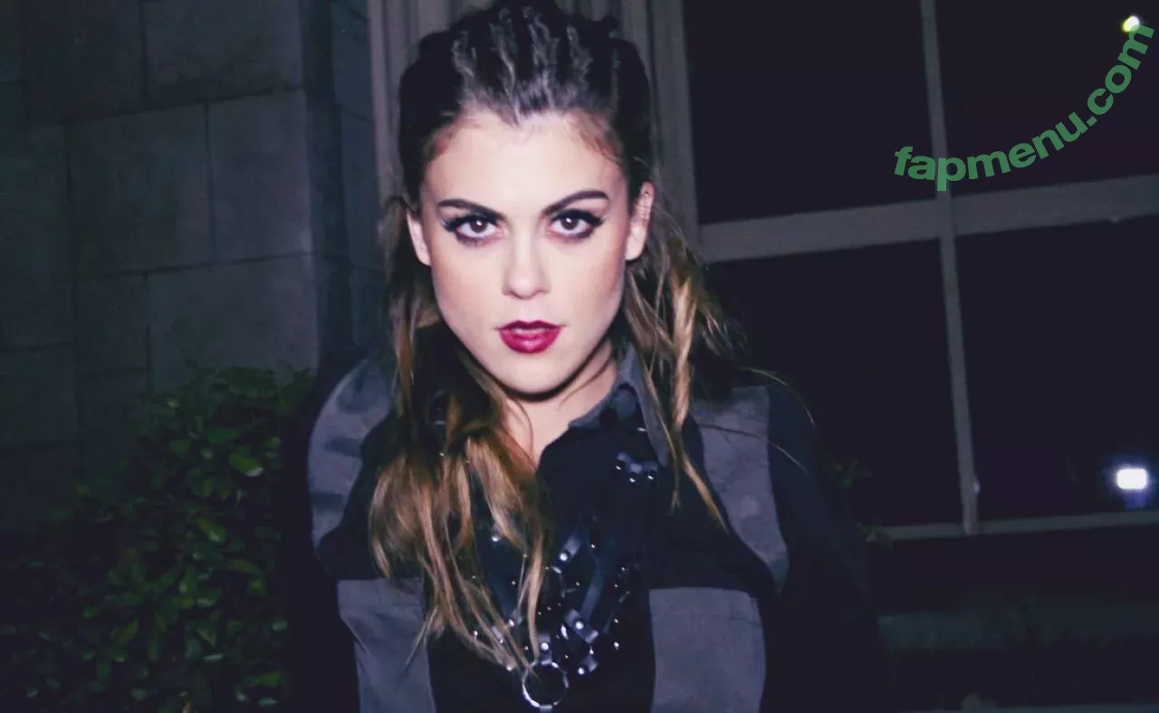 Lindsey Shaw nude photo #0017 (ladymshawsters)
