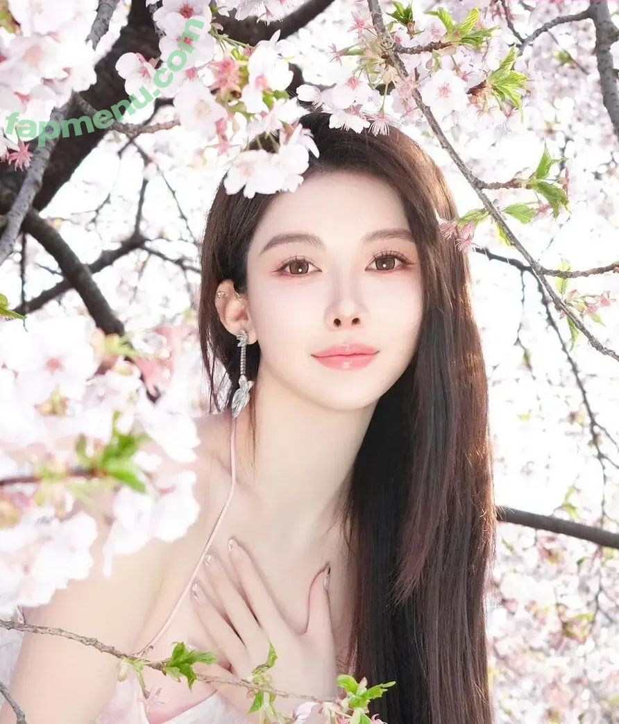 Linjia Zhou nude photo #0001 (Linjia Zhou)