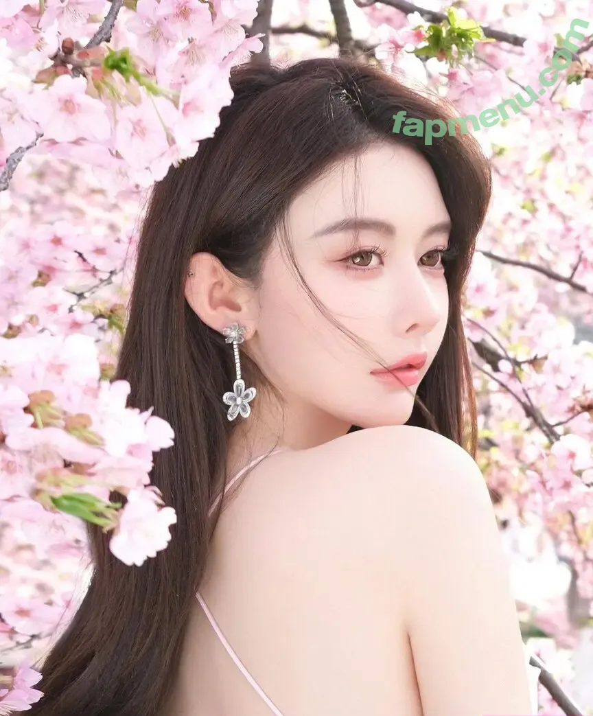 Linjia Zhou nude photo #0004 (Linjia Zhou)