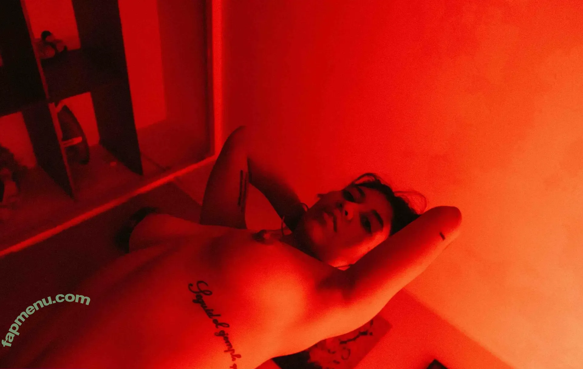 Lionsonatrain nude photo #0011 (Emarü)