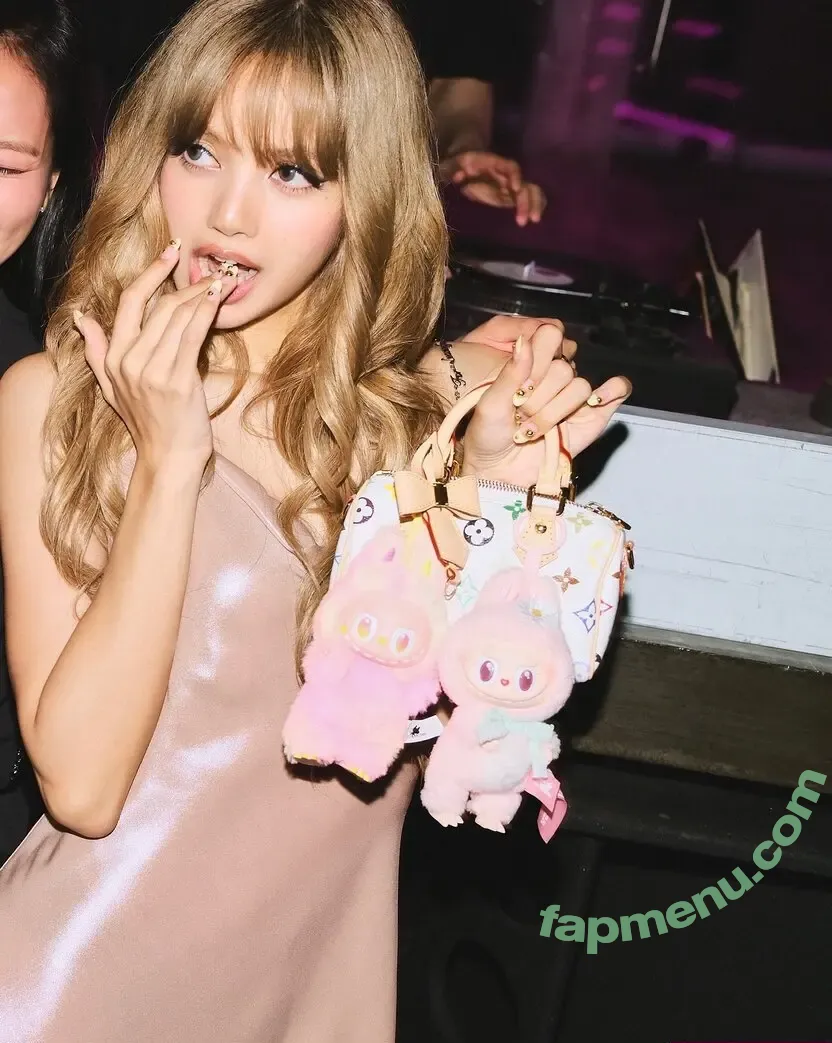Lisa Blackpink nude photo #2556 (Lisa Blackpink)