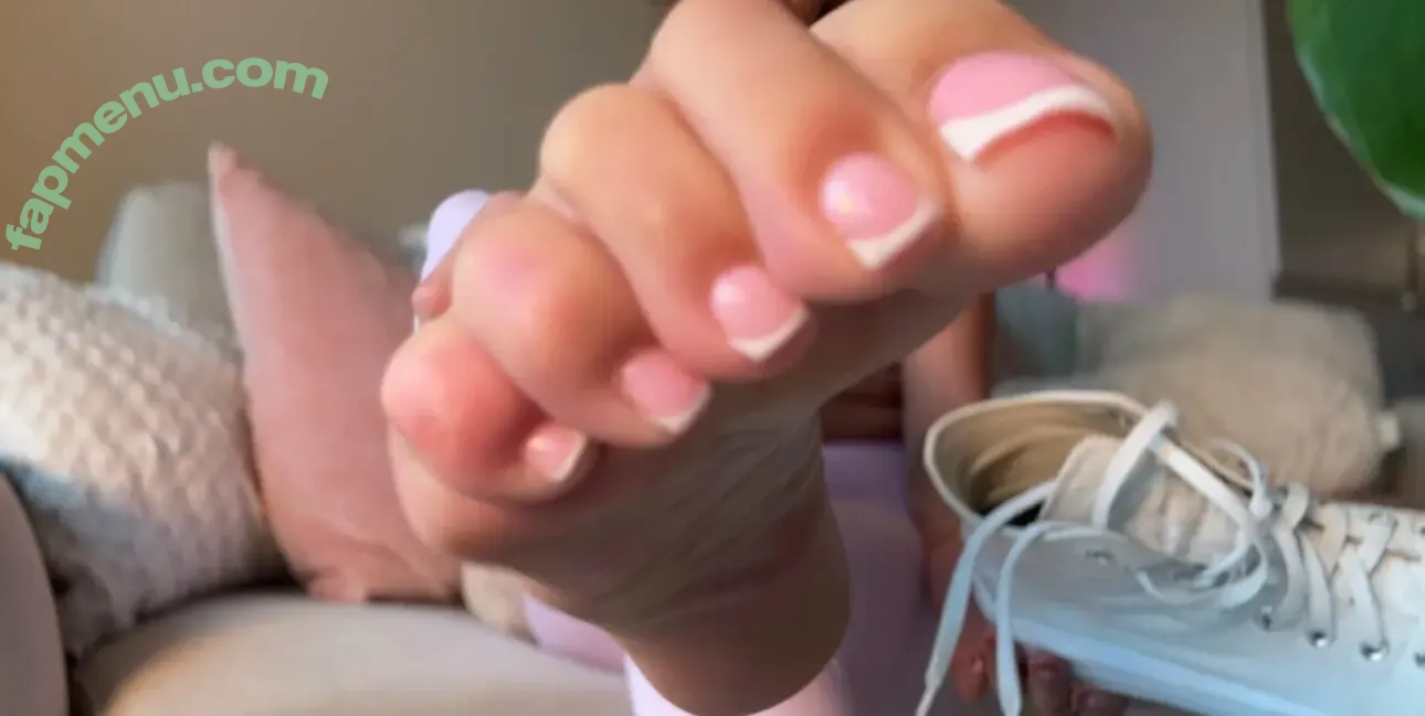 LittleMissSole nude photo #0195 (BareFootBlondie / littlemisssole_official)