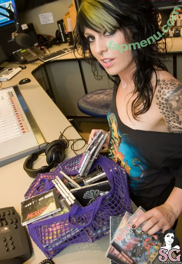 Lizzi nude photo #0032 (lissyelizondo / lizzobeeating)
