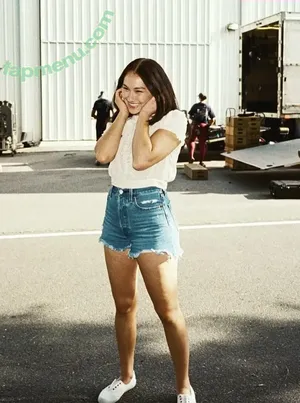 Lola Tung / lola.tung nude photo #0053