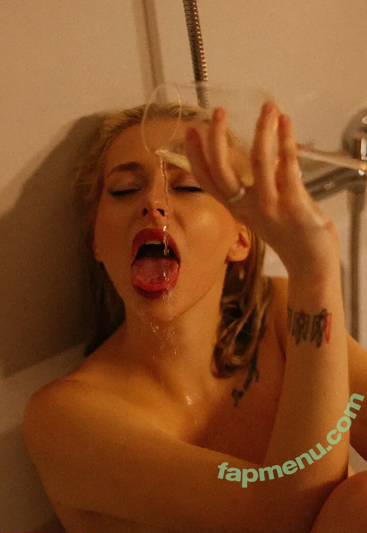 lolalyy nude photo #0017 (uwuikow)