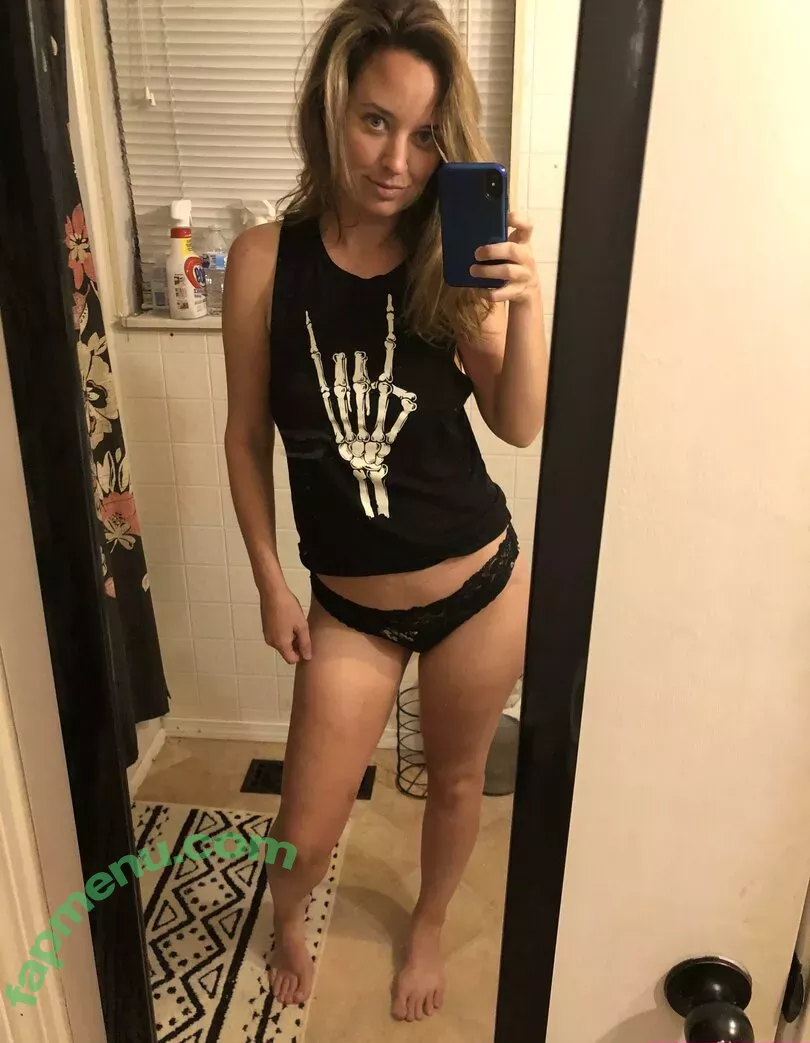 lyric_in_my_head nude photo #0004 (made_with_moxie_)