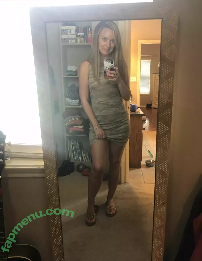 lyric_in_my_head nude photo #0009 (made_with_moxie_)
