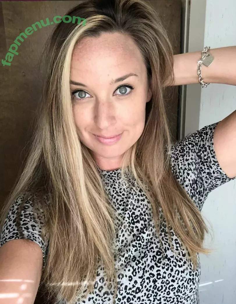 lyric_in_my_head nude photo #0028 (made_with_moxie_)
