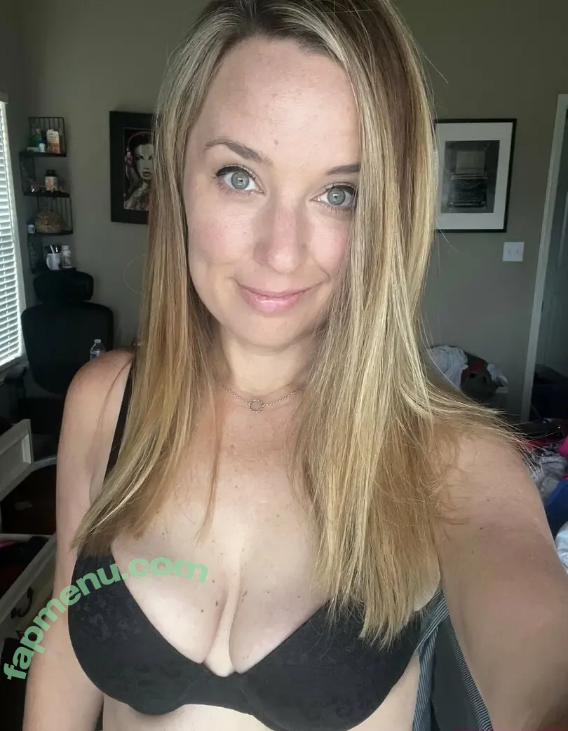 lyric_in_my_head nude photo #0236 (made_with_moxie_)