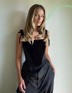 Margot Robbie / margotrobbieofficial nude photo #3862