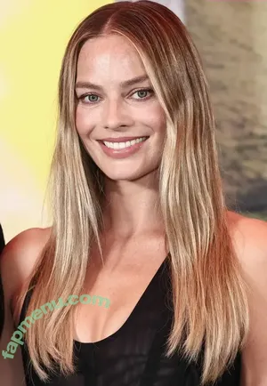 Margot Robbie / margotrobbieofficial nude photo #3876