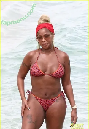 Mary J. Blige / Mary J Blige / therealmaryjblige nude photo #0094