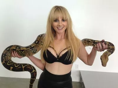 Melissa Rauch / Bernadette from Big Bang Theory / melissarauch nude photo #0006