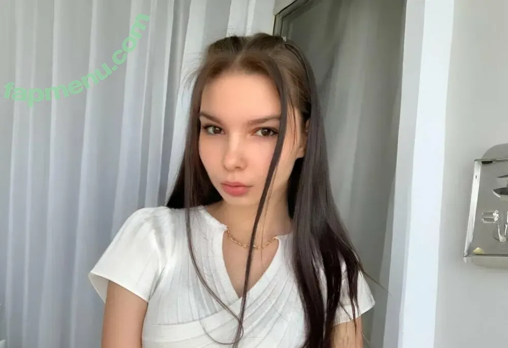 Miablueye nude photo #0002 (Miablueye)