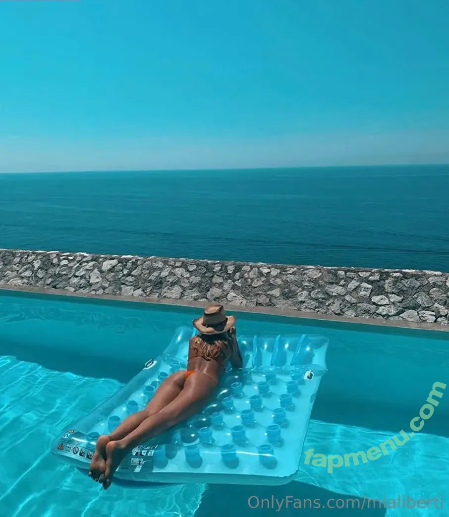 mialiberti nude photo #0006 (mialibertii)