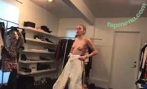 Miley Cyrus / MileyCyrus nude photo #5387