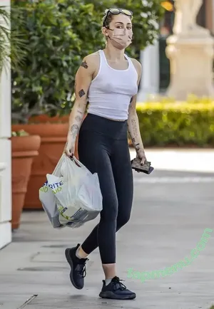 Miley Cyrus / MileyCyrus nude photo #5549