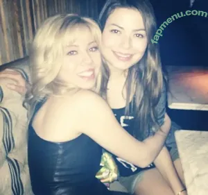 Miranda Cosgrove / MirandaCosgrove / onlyfanssz nude photo #0482