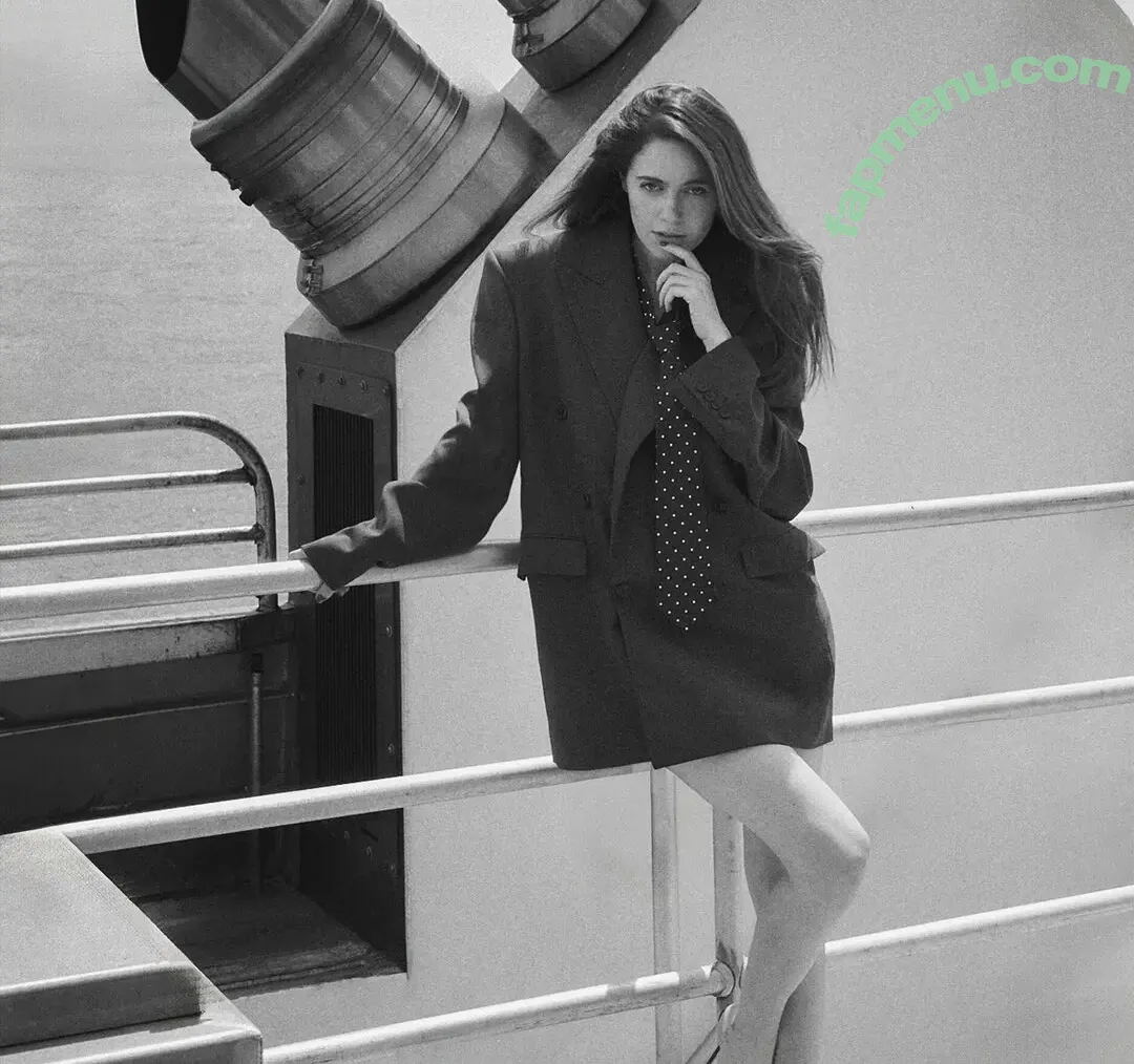 Molly Gordon nude photo #0161 (crashgordon / mollsterg)