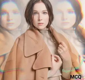 Molly Quinn / lassmolly / mollycaitlynquinn nude photo #0178