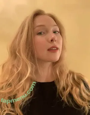 Molly Quinn / lassmolly / mollycaitlynquinn nude photo #0187