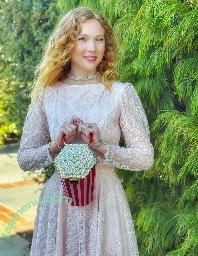 Molly Quinn nude photo #0174 (lassmolly / mollycaitlynquinn)