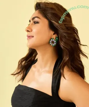 Mrunal Thakur / mrunalthakur nude photo #0106