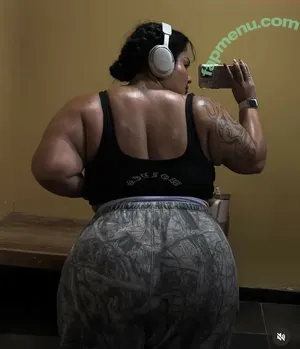 Muscle-fat Girls / courtneycruises nude photo #0002