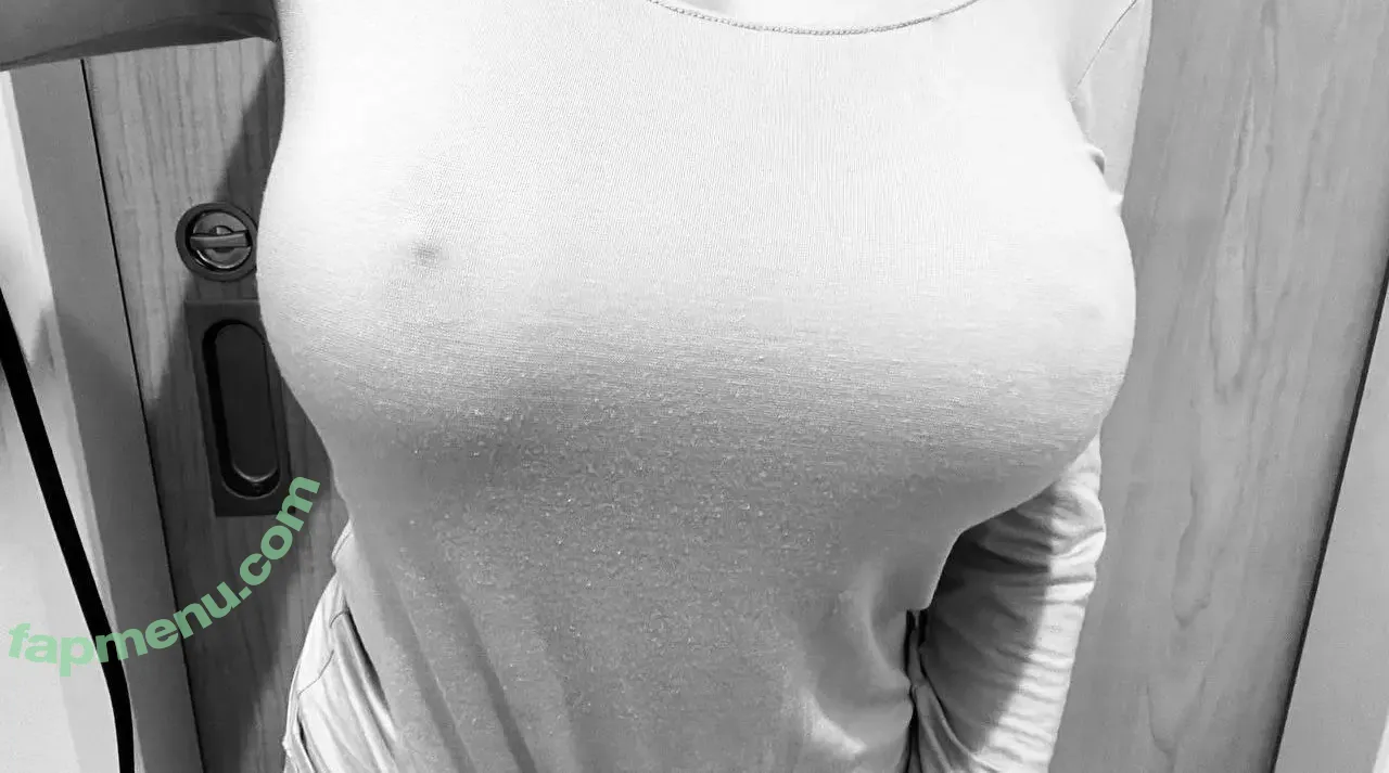 NamiyamiXO nude photo #0004 (mianixo)