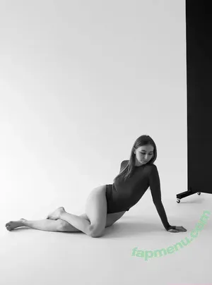 nikalune / reel nude photo #0017