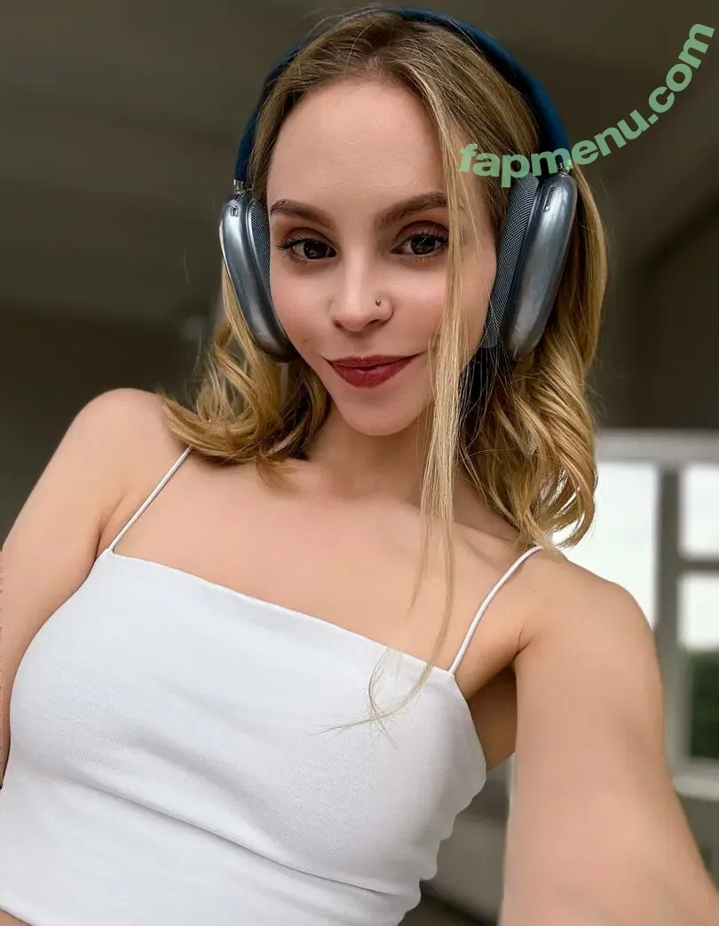 nikki.mills.life nude photo #0045 (nikkimls)