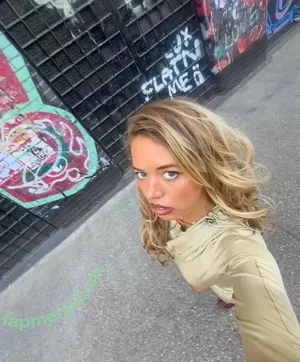 Nilufer Yanya / niluferyanyaaaaaa nude photo #0011