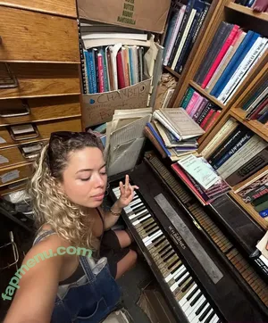Nilufer Yanya / niluferyanyaaaaaa nude photo #0012