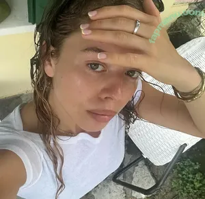 Nilufer Yanya / niluferyanyaaaaaa nude photo #0014