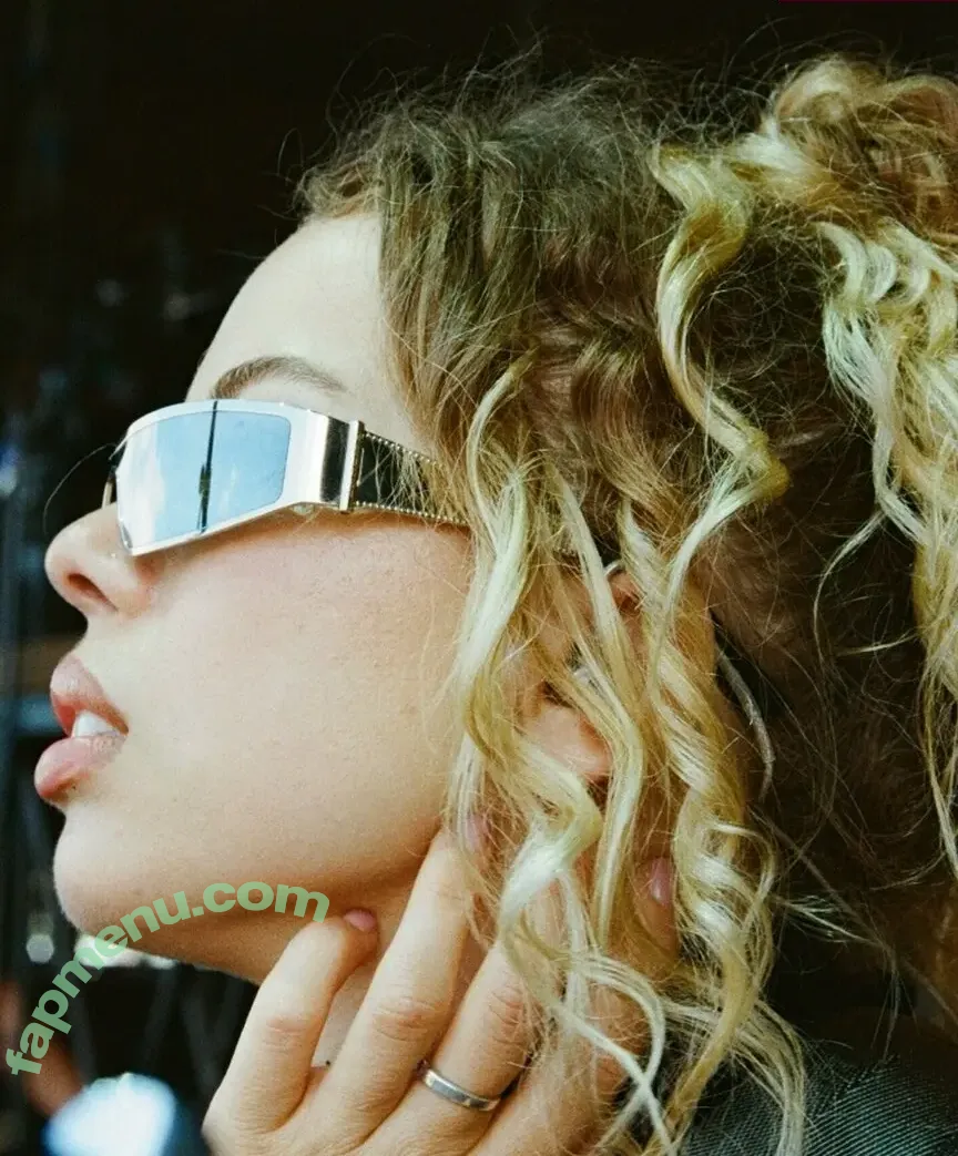 Nilufer Yanya nude photo #0007 (niluferyanyaaaaaa)