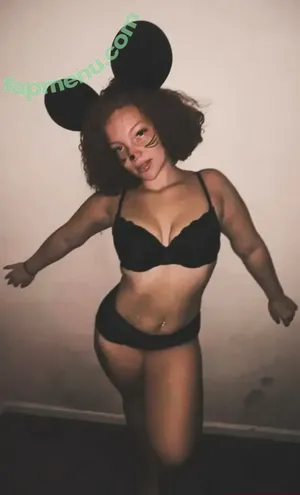 nycmadesav / itspeachysav / nycmadesavv nude photo #0002