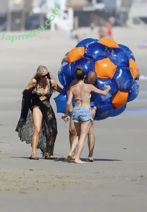Paris Hilton / parishilton nude photo #2305