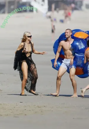 Paris Hilton / parishilton nude photo #2310