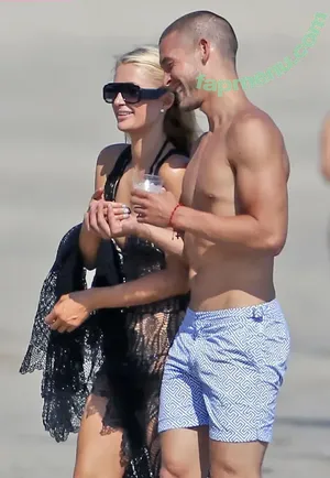 Paris Hilton / parishilton nude photo #2318