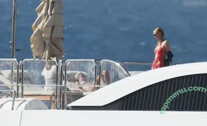 Paris Hilton / parishilton nude photo #2351