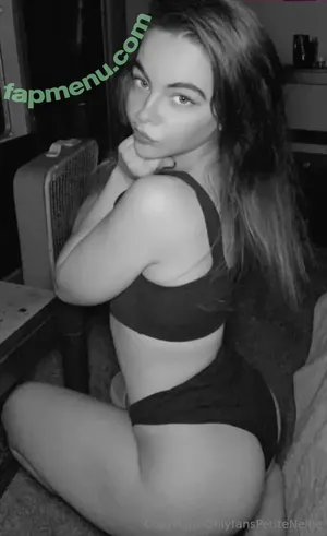 petitenellie / its_petite.elli nude photo #0008