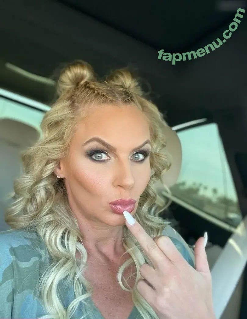 Phoenix Marie nude photo #0051 (phoenixmarie / phxsquaron / pmarizzle)