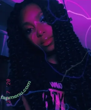 Quennae / queenadwong nude photo #0001