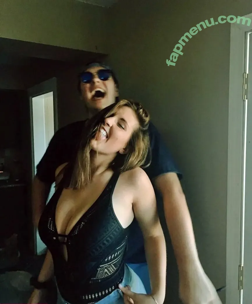 Rachel Myers nude photo #0022 (bunnyloumyers / raechelmyers)