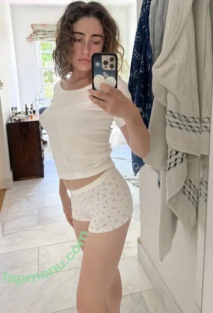 Rachel Sennott nude photo #0134 (sennottfiles / treaclychild)