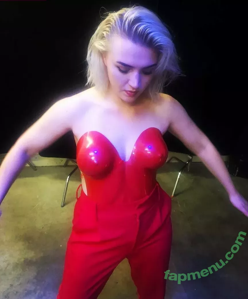 Rebecca Lucy Taylor nude photo #0002 (Self Esteem / selfesteemselfesteem)